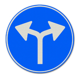 Verkehrszeichen D7 - Befehl, einer der auf dem Schild angegebenen Fahrtrichtungen zu folgen