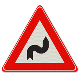 Verkehrszeichen J4 - Warnung für S-Kurve zuerst nach rechts