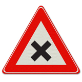 Verkehrszeichen J8 - Warnung vor gefährlichen Kreuzungen