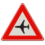 Verkehrszeichen J30 - Warnung für niedrig fliegende Flugzeuge